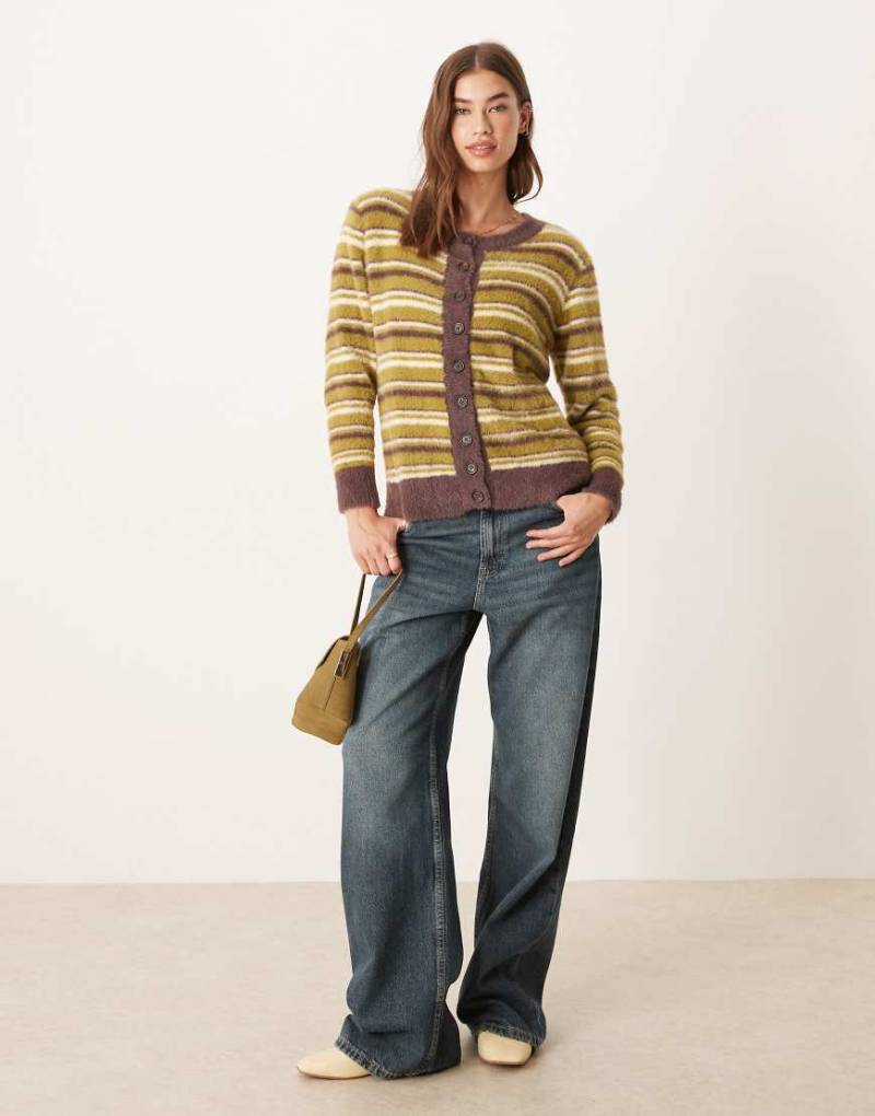 Glamorous - Kastige, flauschige Strickjacke in Oliv mit Streifen in Braun-Bunt von Glamorous