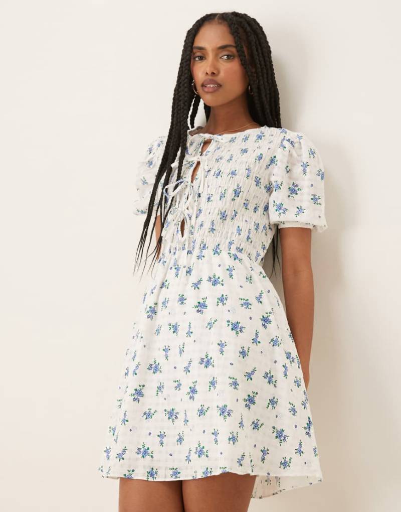 Glamorous - Kleid in Blau geblümt mit Schleife und Puffärmeln-Bunt von Glamorous