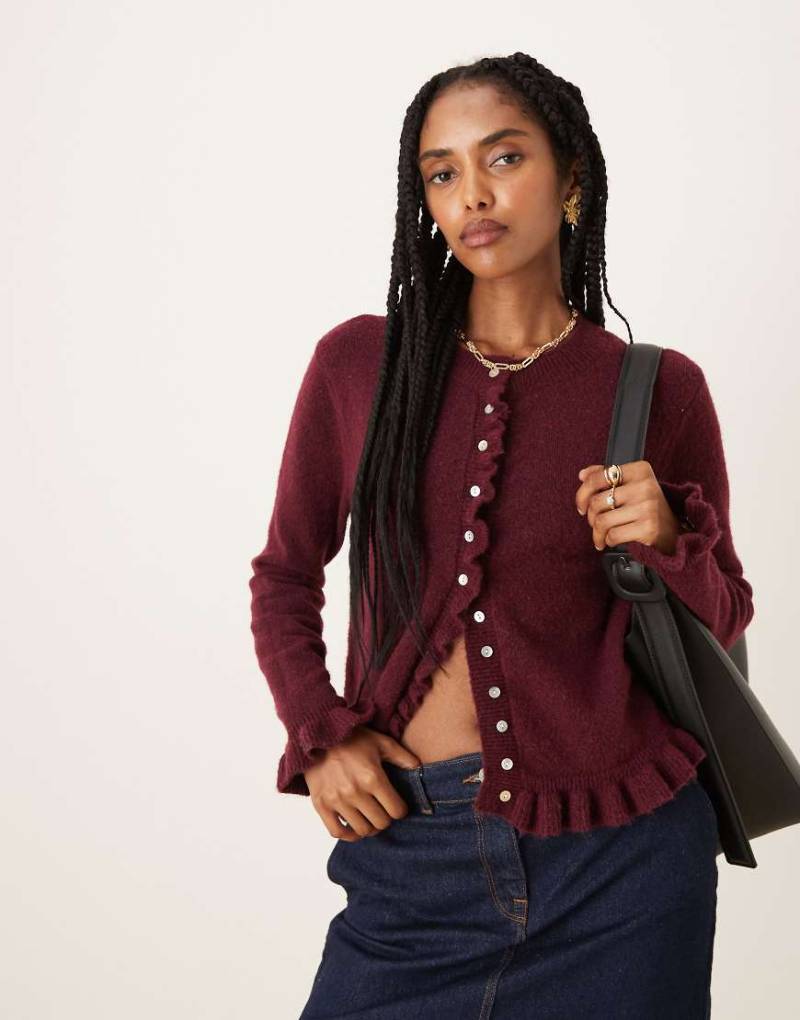 Glamorous - Knapp geschnittene Strickjacke in Burgunderrot mit Knopfleiste und Rüschen von Glamorous