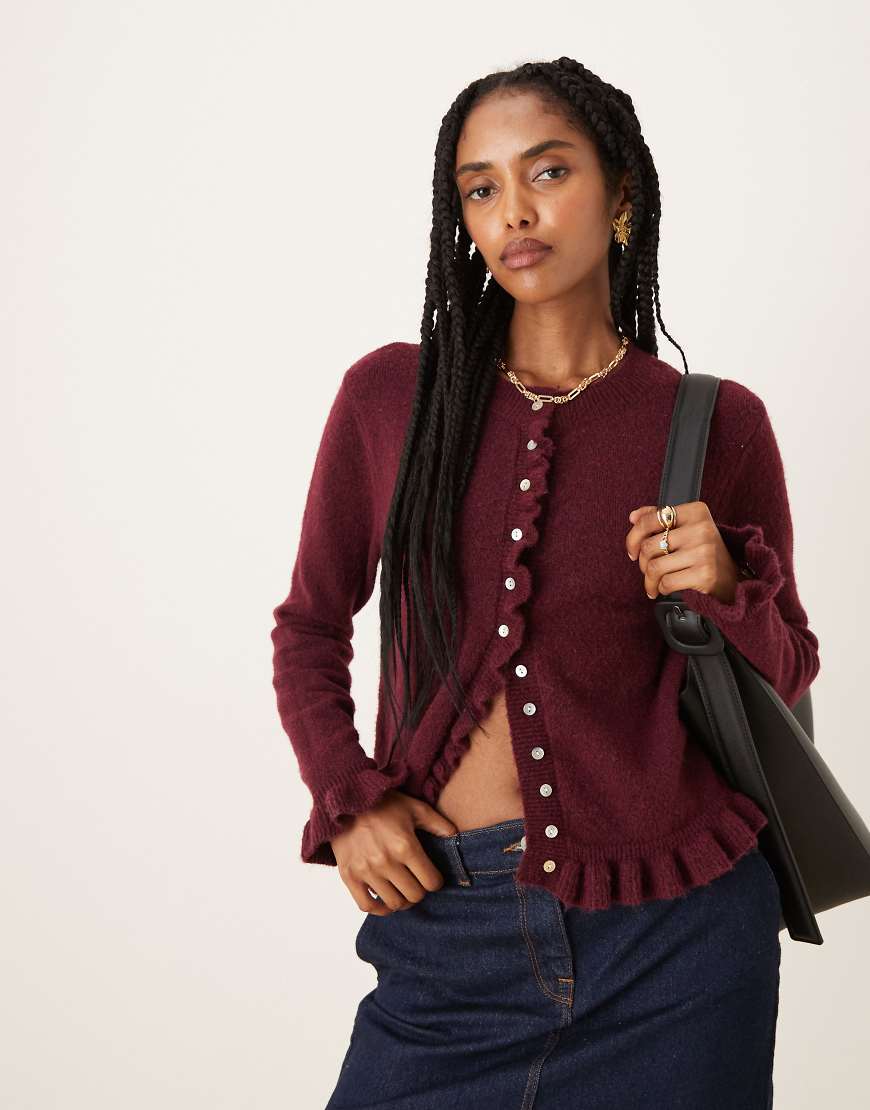 Glamorous - Knapp geschnittene Strickjacke in Burgunderrot mit Knopfleiste und Rüschen von Glamorous