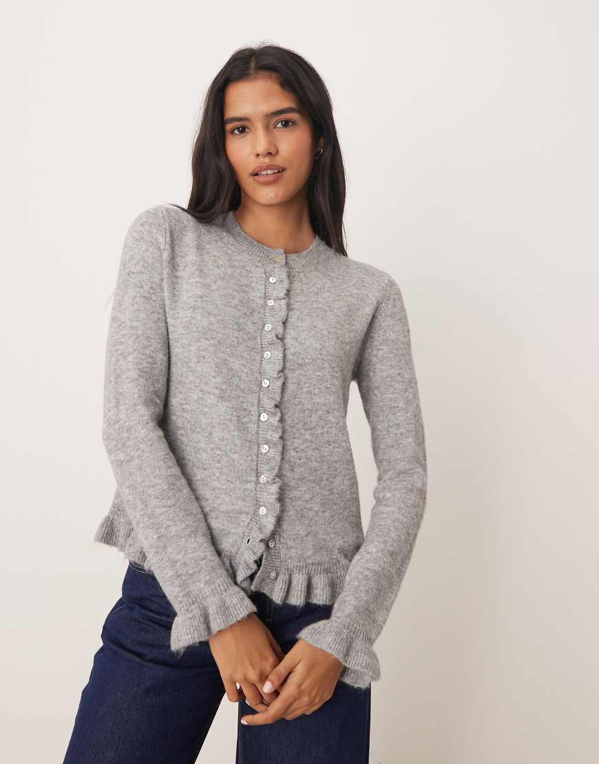 Glamorous - Knapp geschnittene Strickjacke in Grau mit Knopfleiste und Rüschen von Glamorous