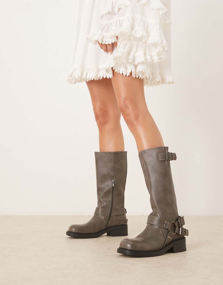 Glamorous - Kniehohe Bikerstiefel in verwaschenem Grau mit Riemendesign von Glamorous