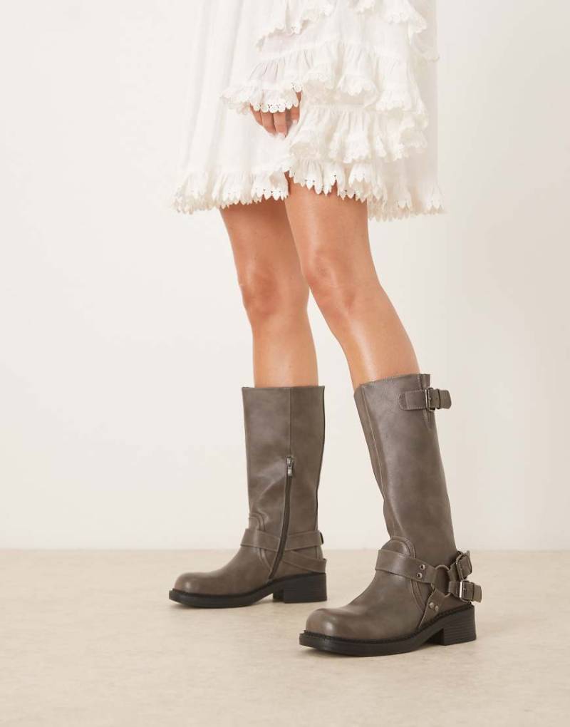 Glamorous - Kniehohe Bikerstiefel in verwaschenem Grau mit Riemendesign von Glamorous