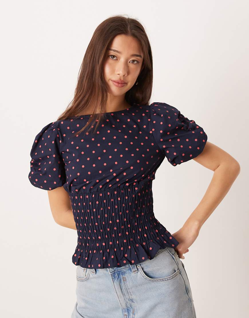 Glamorous - Kurzärmliges, gerafftes Oberteil in Marineblau mit rosa Polka Dots-Bunt von Glamorous