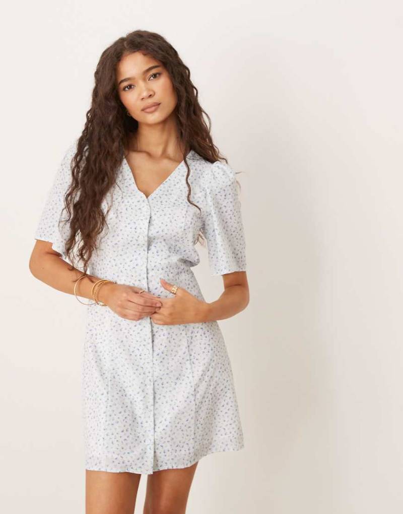 Glamorous - Kurzärmliges Freizeitkleid mit blauem Blümchenmuster und Knopfleiste von Glamorous