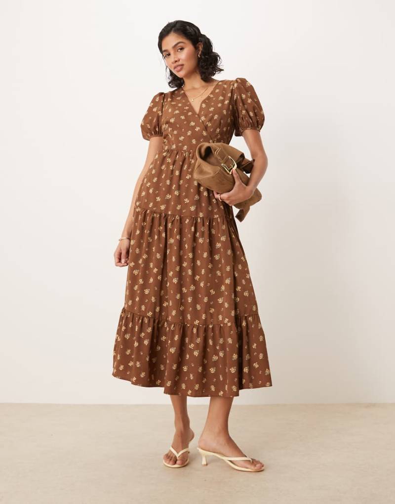 Glamorous - Kurzärmliges Wickel-Maxikleid in Braun mit Blümchenmuster von Glamorous