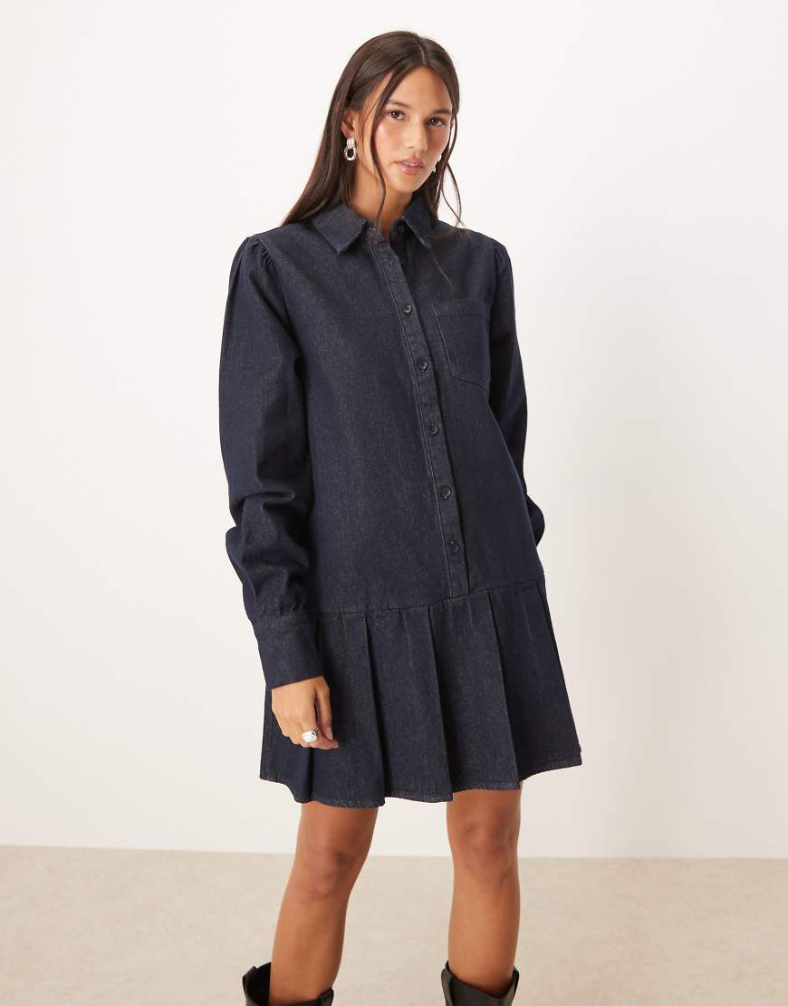 Glamorous - Kurzes Jeanskleid in Indigoblau mit tiefer Taille und Faltenrock von Glamorous