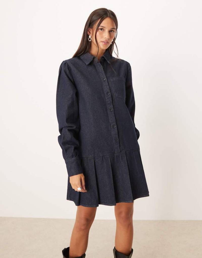 Glamorous - Kurzes Jeanskleid in Indigoblau mit tiefer Taille und Faltenrock von Glamorous