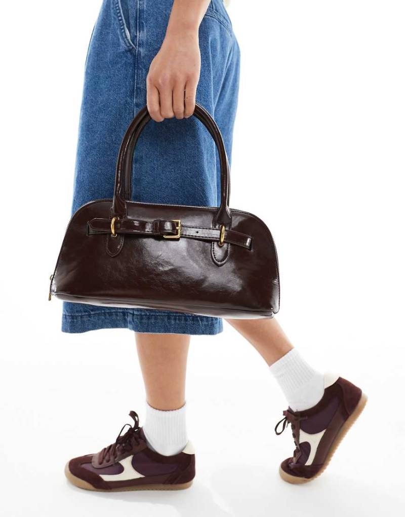 Glamorous - Längliche Schultertasche in Burgunderrot mit Gürtel-Detail von Glamorous