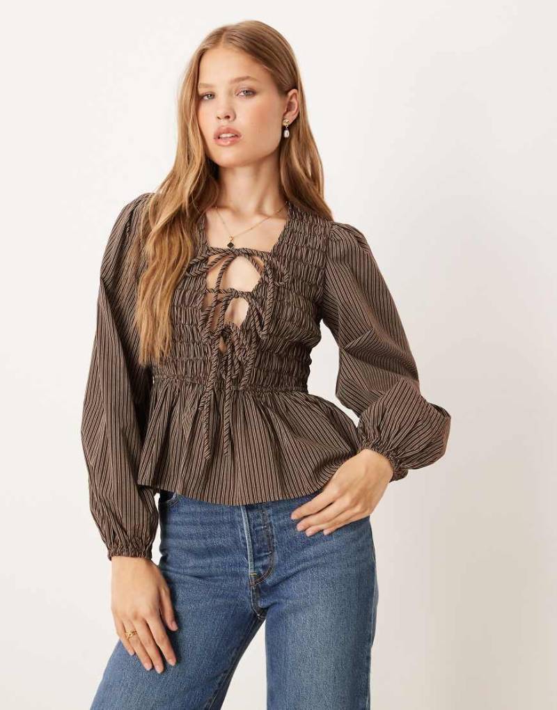Glamorous - Langärmlige, gesmokte Bluse in gestreiftem Braun mit gebundener Vorderseite von Glamorous