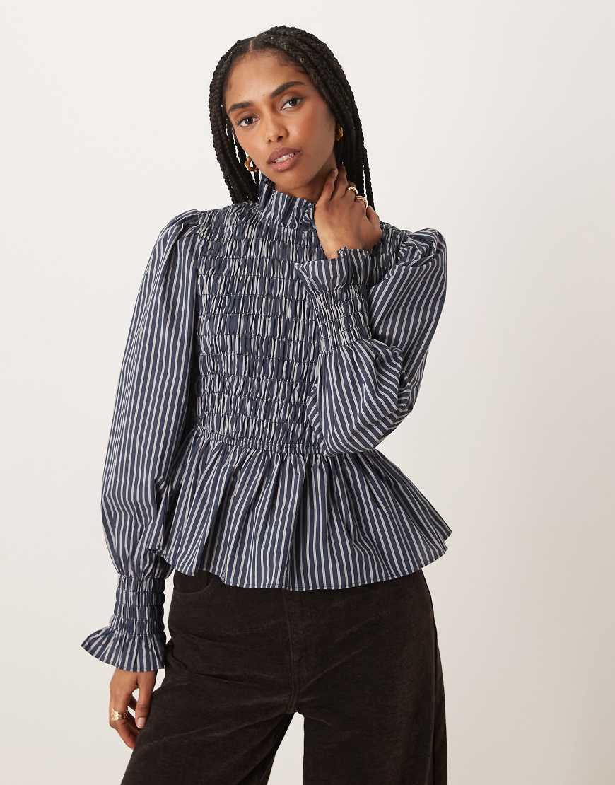 Glamorous - Langärmlige Bluse mit Rüschen, gesmoktem Design und Streifen in Marineblau-Bunt von Glamorous