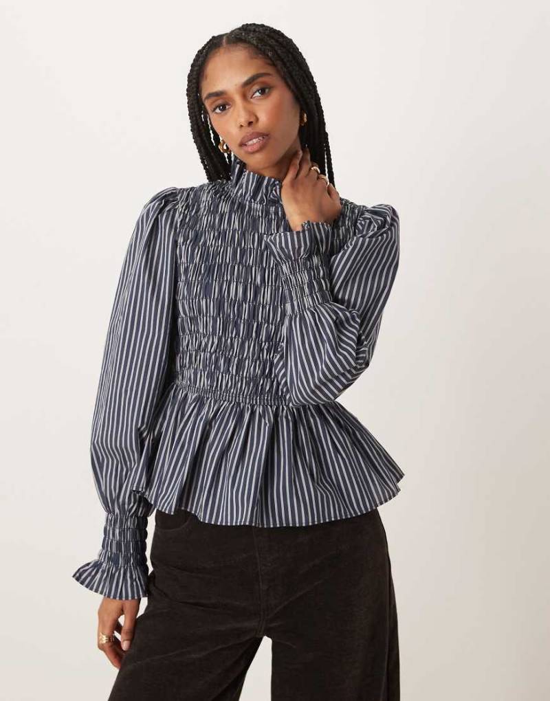 Glamorous - Langärmlige Bluse mit Rüschen, gesmoktem Design und Streifen in Marineblau-Bunt von Glamorous