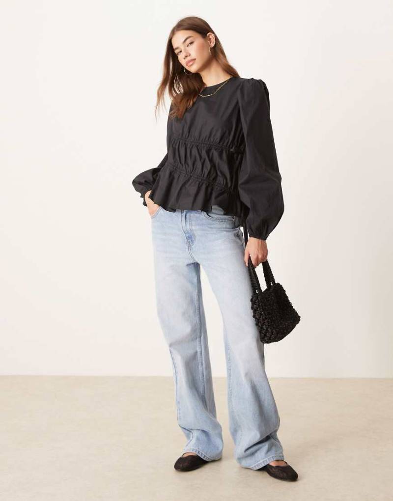 Glamorous - Langärmliges, asymmetrisch gesmoktes Oberteil aus Popeline in Schwarz von Glamorous