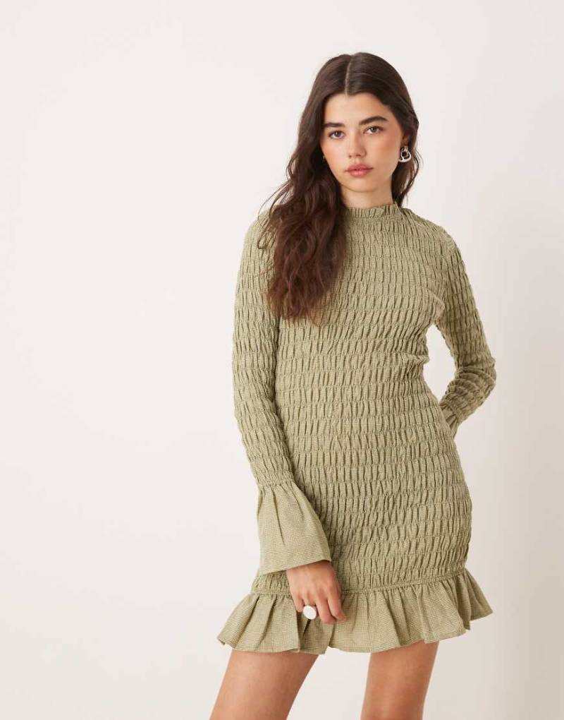 Glamorous - Langärmliges, gesmoktes Minikleid in kariertem Grün von Glamorous