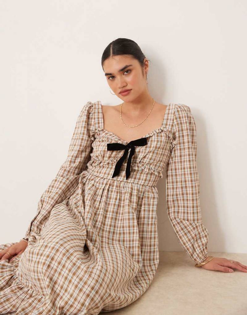 Glamorous - Langärmliges Maxikleid mit gebundener Vorderseite und braunem Karomuster von Glamorous