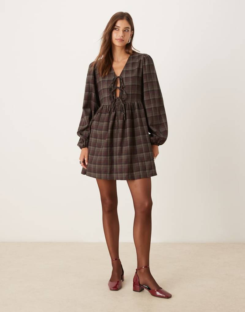 Glamorous - Langärmliges Mini-Hängerkleid in kariertem Burgunderrot mit V-Ausschnitt und gebundener Vorderseite-Bunt von Glamorous