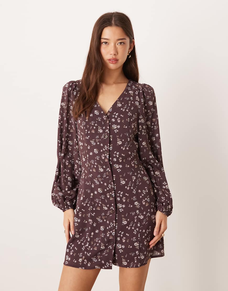 Glamorous - Langärmliges Mini-T-Shirtkleid in Braun mit Blümchenmuster und Schnürung vorn-Bunt von Glamorous