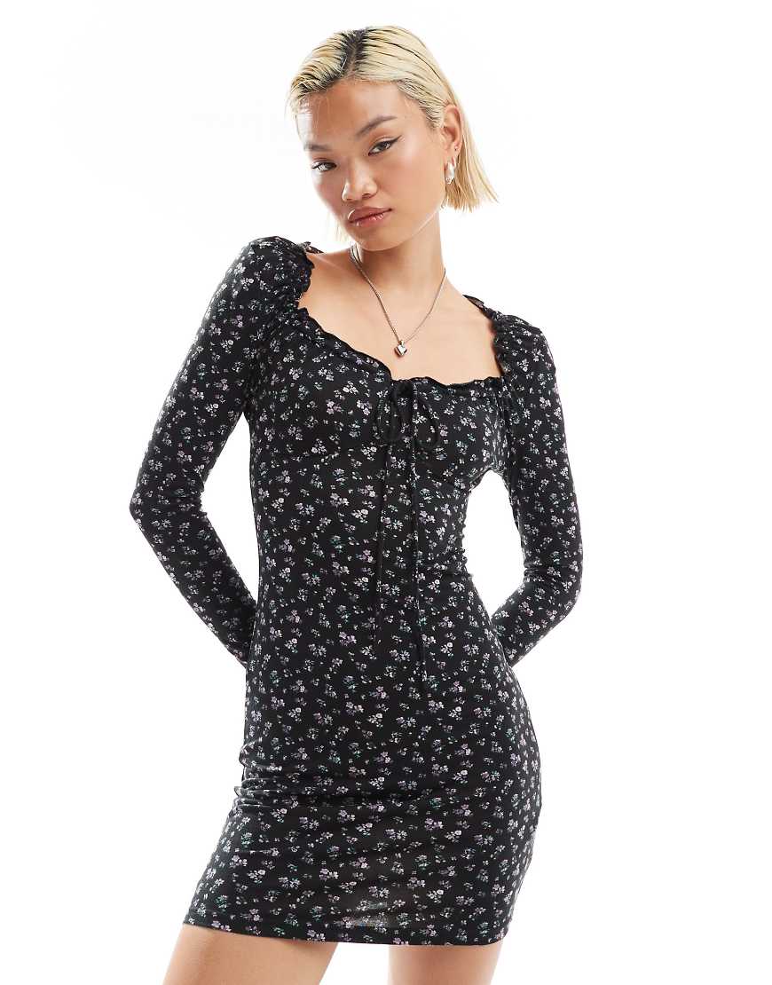 Glamorous - Langärmliges Minikleid aus Jersey in Flieder mit Knospenmuster und gerüschtem U-Ausschnitt-Schwarz von Glamorous