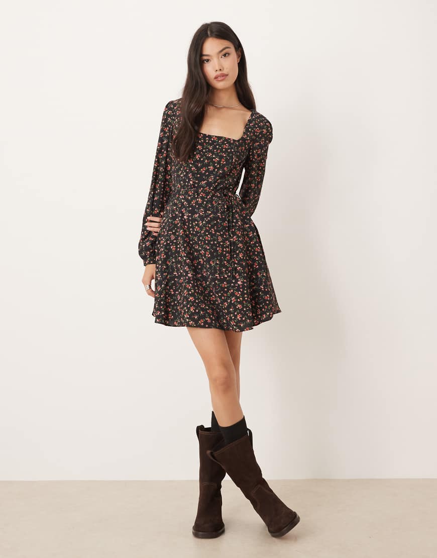 Glamorous - Langärmliges Minikleid mit eckigem Ausschnitt und Blümchenmuster in Rot-Schwarz-Bunt von Glamorous