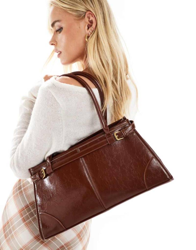 Glamorous - Lange Schultertasche in Dunkelbraun mit Gürtel-Detail-Brown von Glamorous