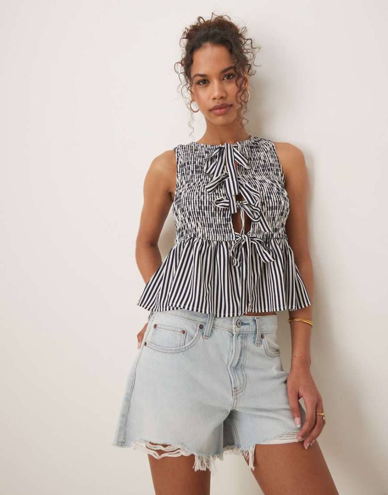 Glamorous - Marineblau-weiß gestreiftes, gesmoktes Oberteil mit Schößchensaum und Zierschleifen vorne-Bunt von Glamorous