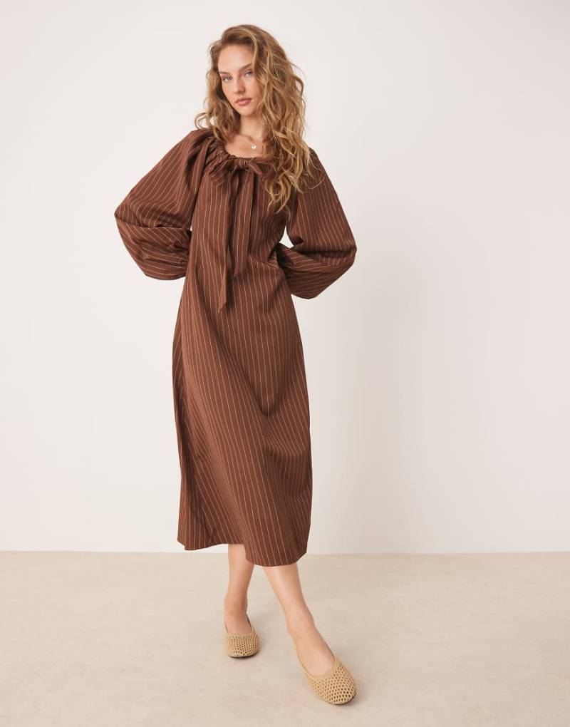 Glamorous - Maxi-Hängerkleid in Braun mit weißen Streifen, voluminösen Ärmeln und gebundener Vorderseite-Brown von Glamorous