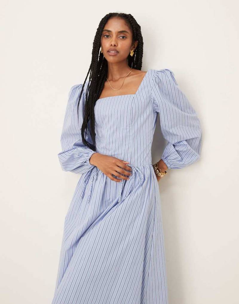 Glamorous - Maxikleid in Blau gestreift mit Puffärmeln und eckigem Ausschnitt von Glamorous