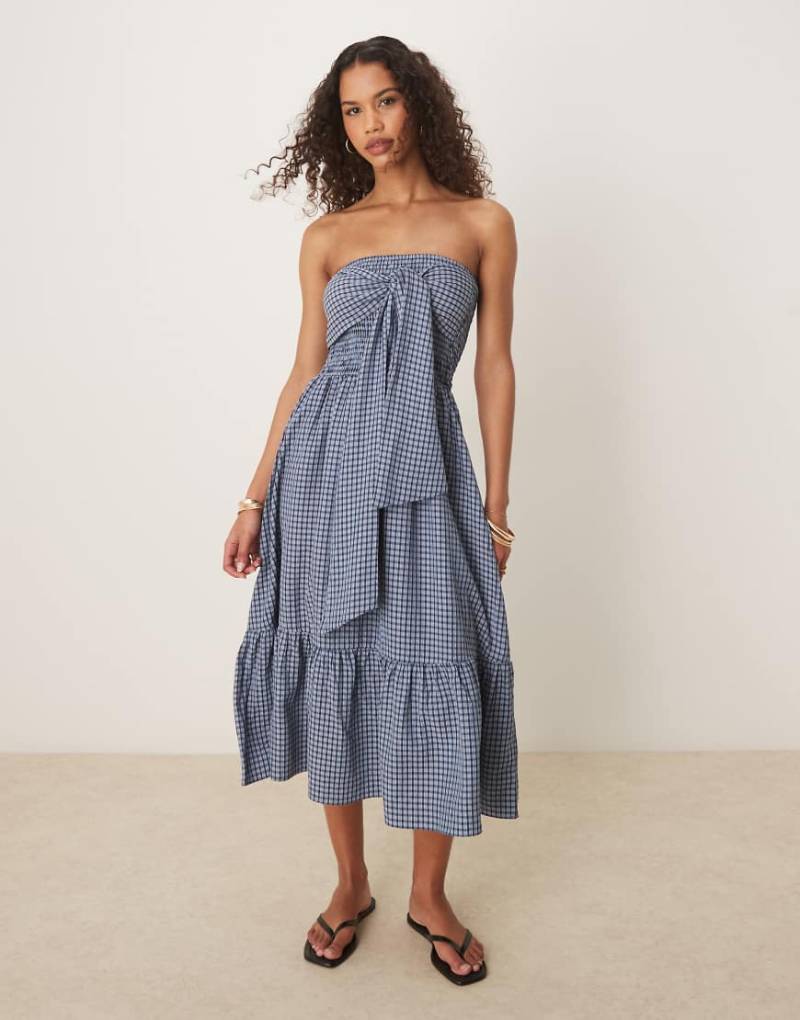 Glamorous - Maxikleid in kariertem Blau mit gesmokter Taille und Bindeschleife vorne von Glamorous