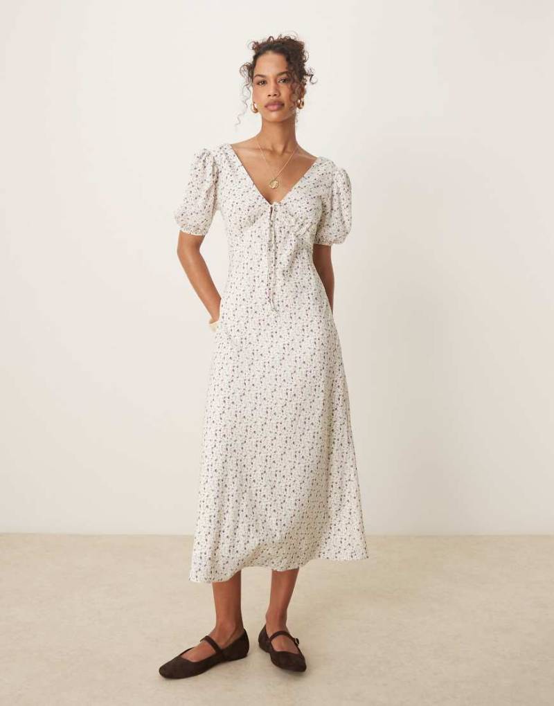 Glamorous - Maxikleid mit V-Ausschnitt, Bindedetail vorne und fliederfarbenen Blumen-Lila von Glamorous