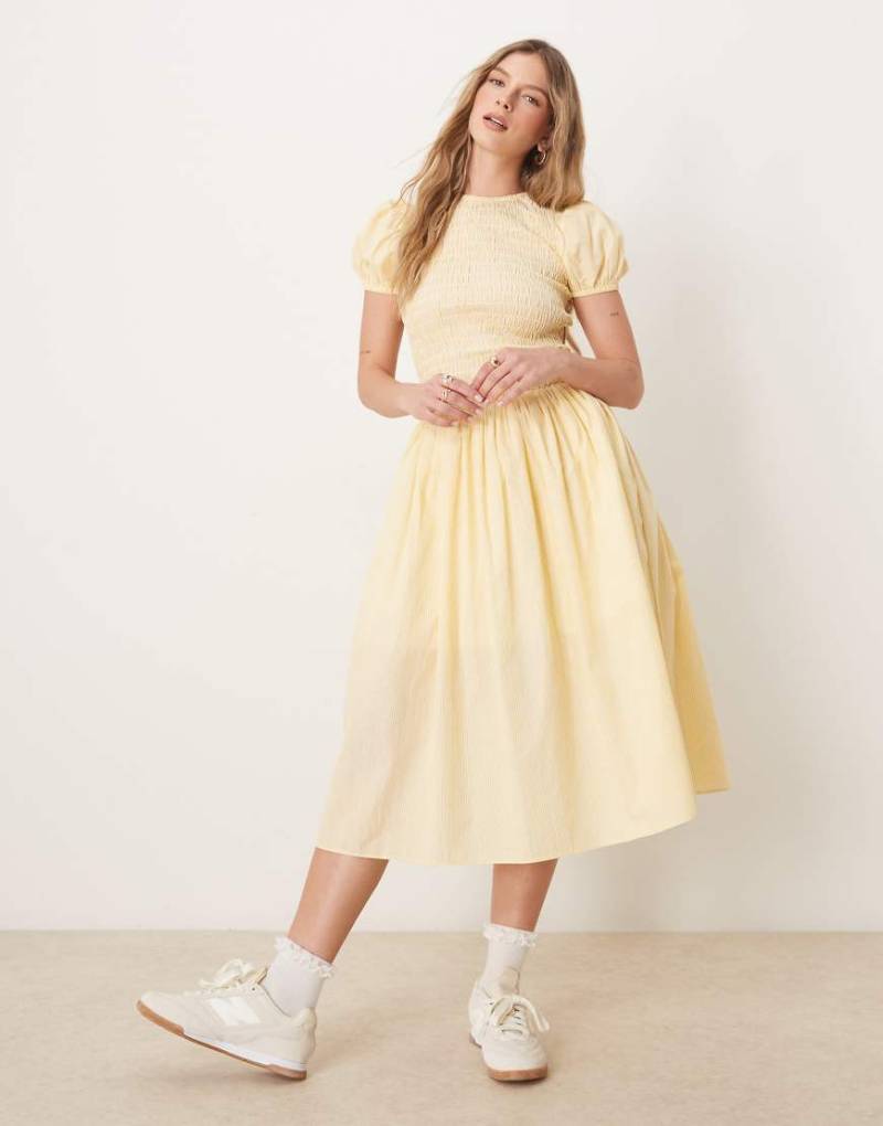 Glamorous - Midaxi-Kleid in gestreiftem Gelb mit Puffärmeln-Bunt von Glamorous