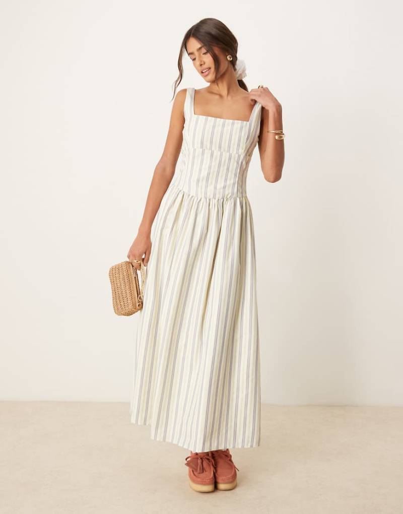 Glamorous - Midaxi-Kleid in gestreiftem Weiß mit eckigem Ausschnitt und tiefer Taille-Bunt von Glamorous