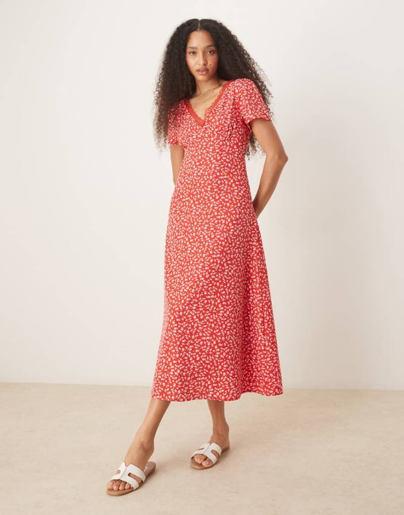 Glamorous - Midi-Freizeitkleid in Rot mit Blümchenmuster, V-Ausschnitt und Spitzenborte von Glamorous