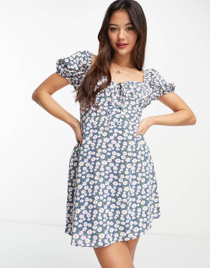 Glamorous - Mini-Freizeitkleid im Milchmädchen-Stil mit Gänseblümchenmuster in Blau-Bunt von Glamorous