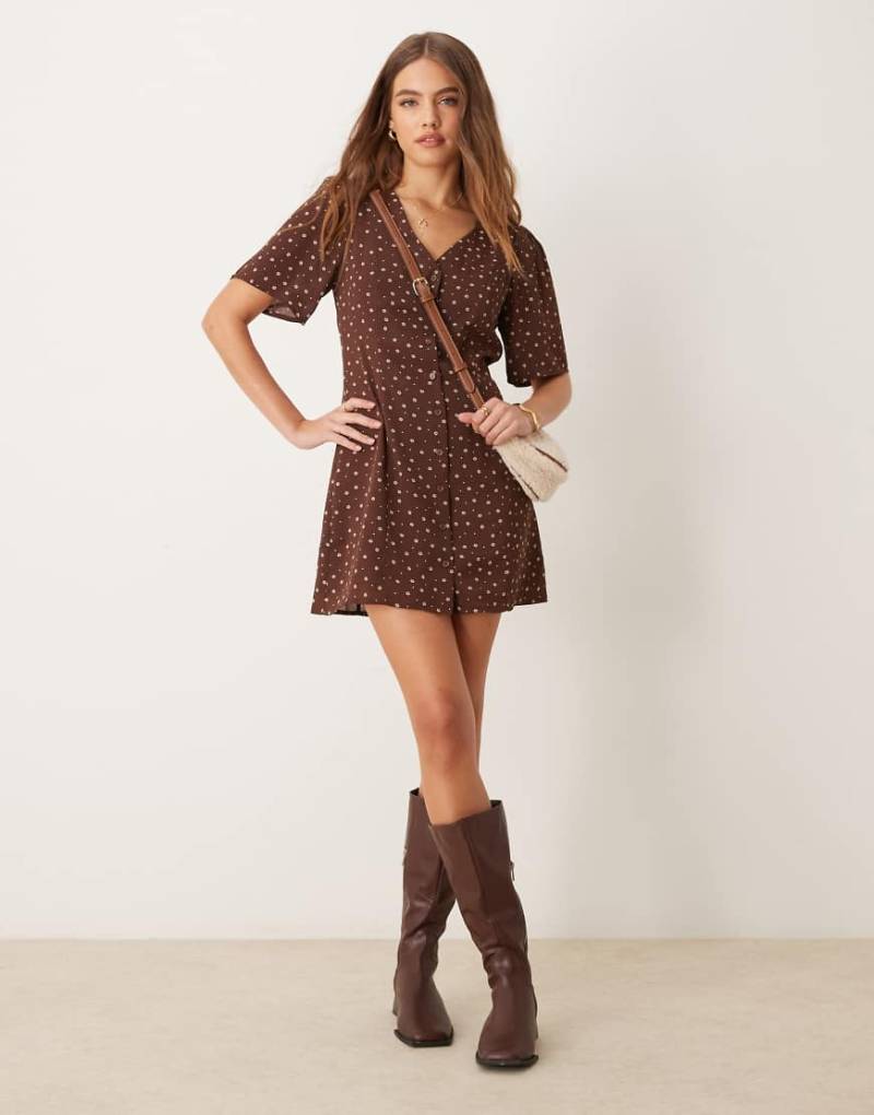 Glamorous - Mini-Freizeitkleid in Braun mit Blümchenmuster und geschnürter Rückseite Glamorous - Mini-Freizeitkleid in Braun mit Blümchenmuster und geschnürter Rückseite von Glamorous