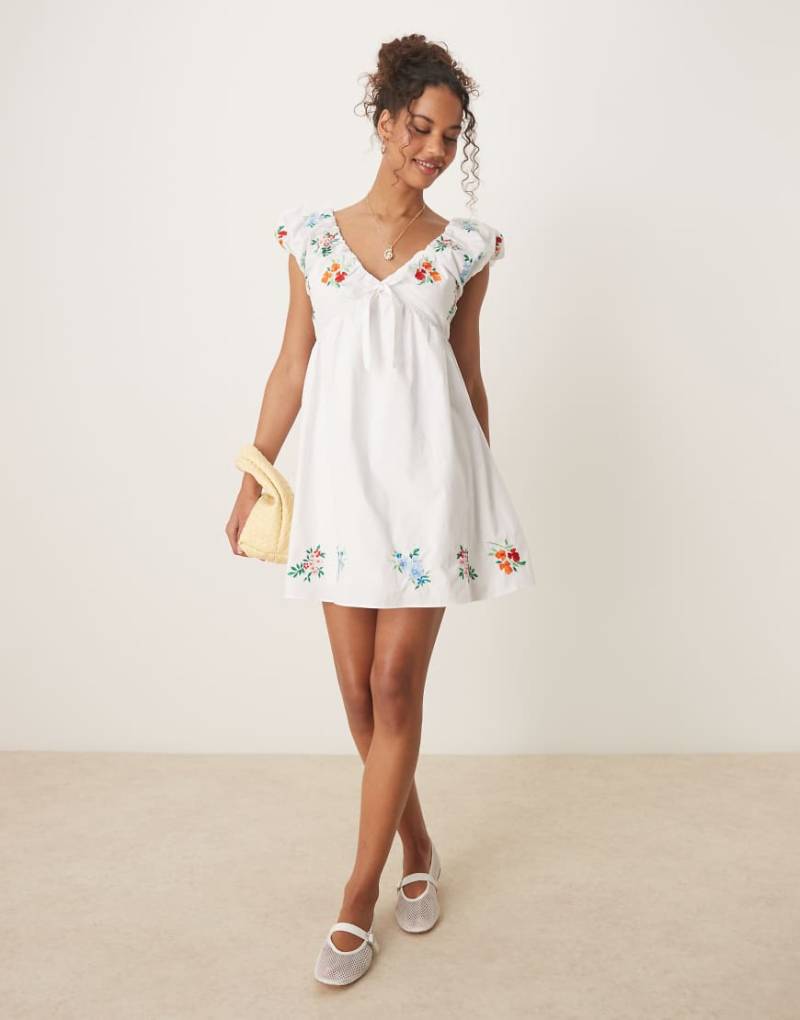 Glamorous - Mini-Hängerkleid in Weiß mit Blumenstickerei von Glamorous