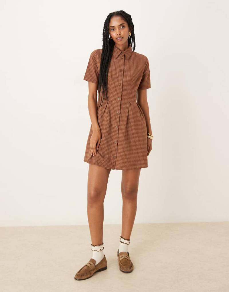 Glamorous - Mini-Hemdkleid in Rotbraun kariert mit Kragen und Knopfleiste-Bunt von Glamorous