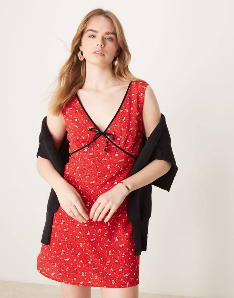 Glamorous - Minikleid in Rot mit Blümchenmuster, V-Ausschnitt und Schleife von Glamorous