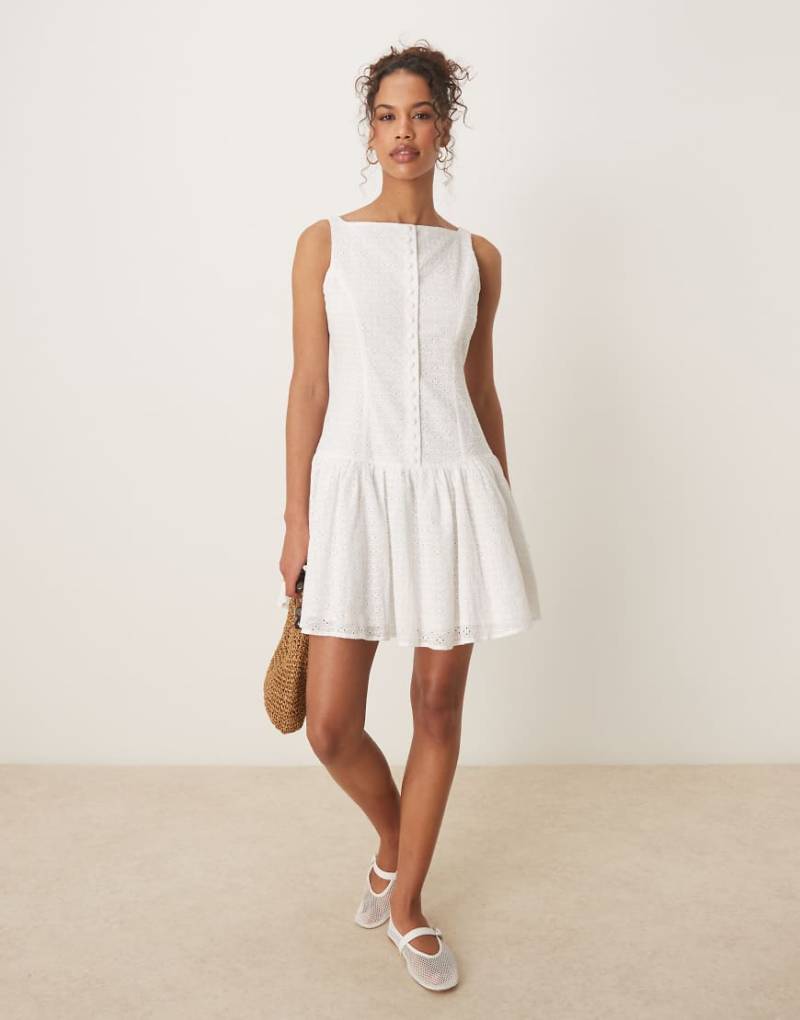 Glamorous - Minikleid in Weiß mit tiefer Taille und Lochstickerei Glamorous - Minikleid in Weiß mit tiefer Taille und Lochstickerei von Glamorous