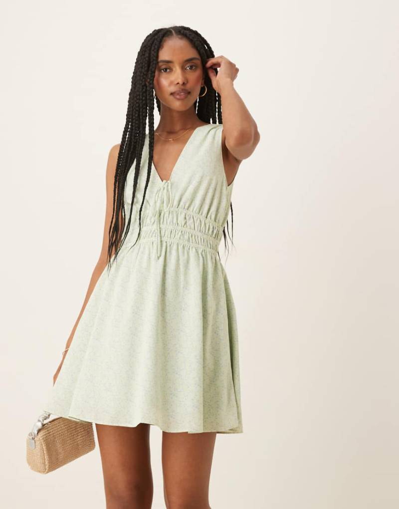 Glamorous - Minikleid mit Blümchenmuster und gerafftem Träger-Bunt von Glamorous