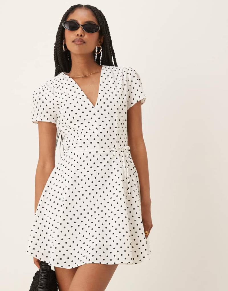 Glamorous - Minikleid mit Punktmuster und Wickeldesign-Bunt von Glamorous