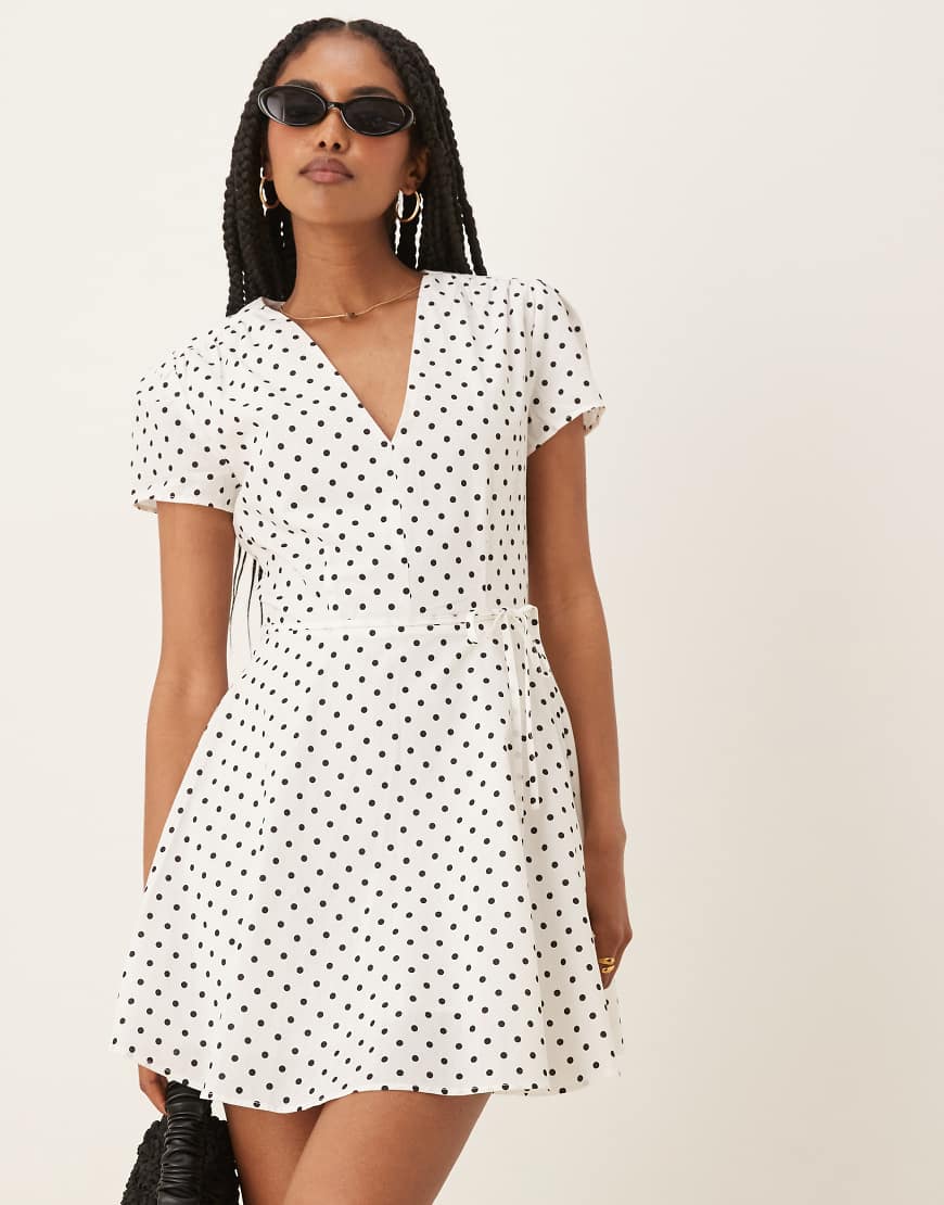 Glamorous - Minikleid mit Punktmuster und Wickeldesign-Bunt von Glamorous