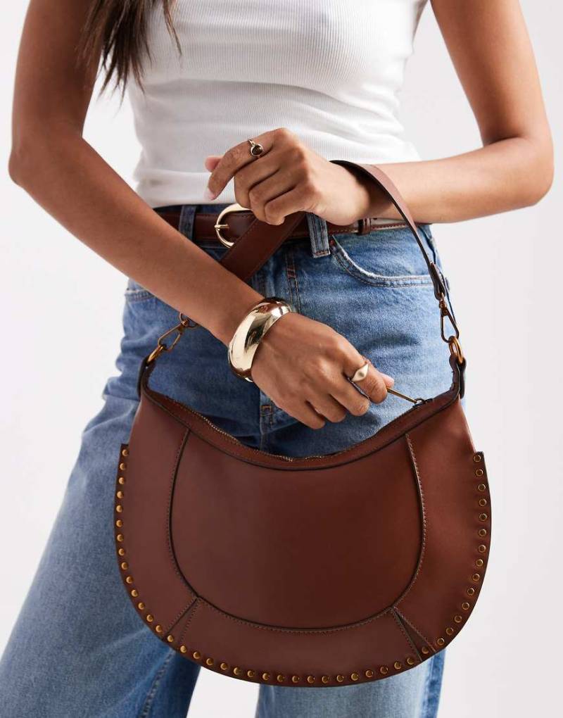 Glamorous - Mit Nieten besetzte Schultertasche in Braun von Glamorous