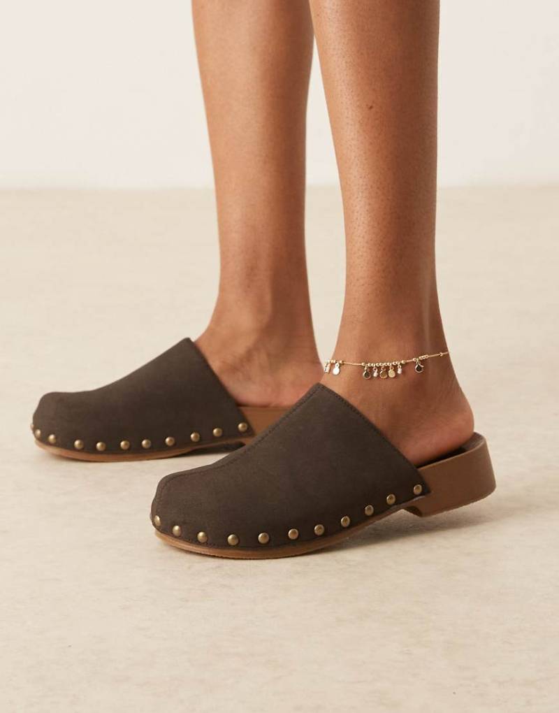 Glamorous - Mule-Clogs in Schokobraun mit Nieten von Glamorous