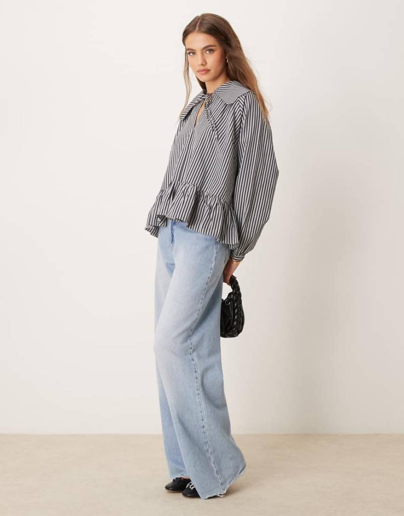 Glamorous - Oversize-Hemd aus Popeline in Marineblau mit Kragen, Schößchensaum und Schlüssellochausschnitt zum Binden von Glamorous