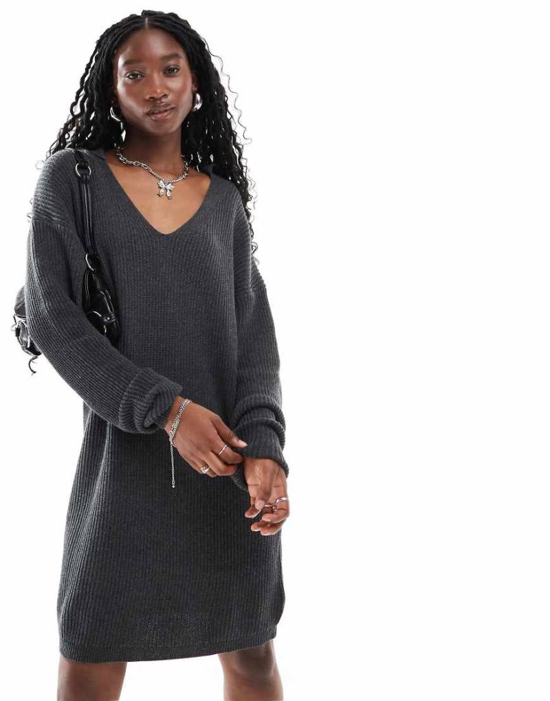 Glamorous - Oversize-Pulloverkleid aus Strick in Anthrazit meliert mit Kragendetail-Grau von Glamorous