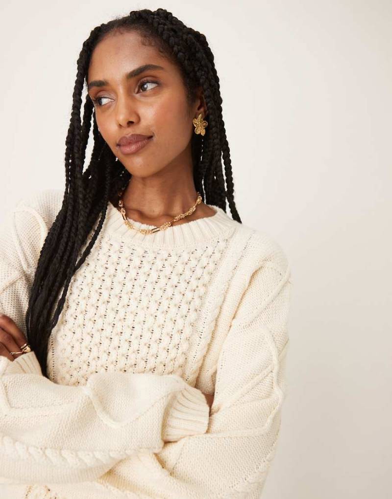 Glamorous - Oversize-Strickpullover in Wollweiß mit Zopfmuster von Glamorous