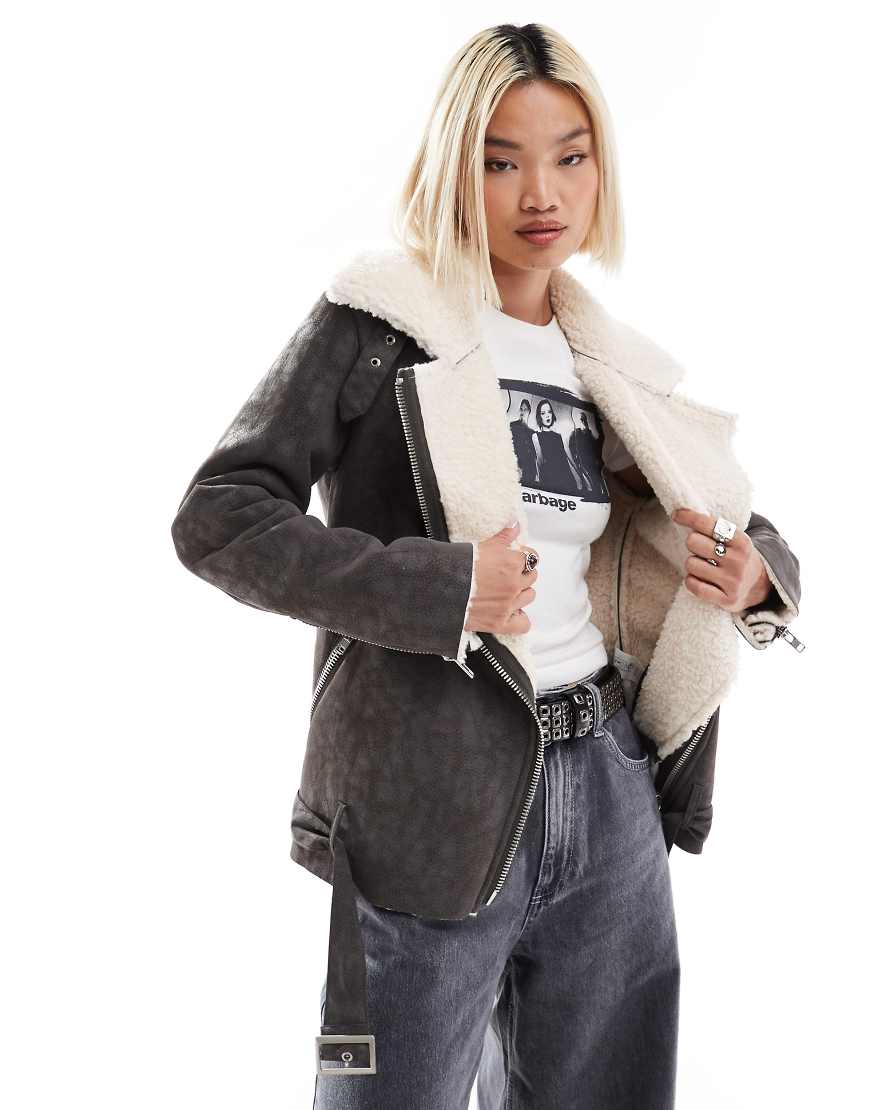 Glamorous - Pilotenmantel in Braun mit Schnallendetail und cremeweißem Kragen von Glamorous