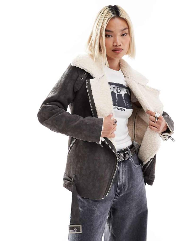 Glamorous - Pilotenmantel in Braun mit Schnallendetail und cremeweißem Kragen von Glamorous