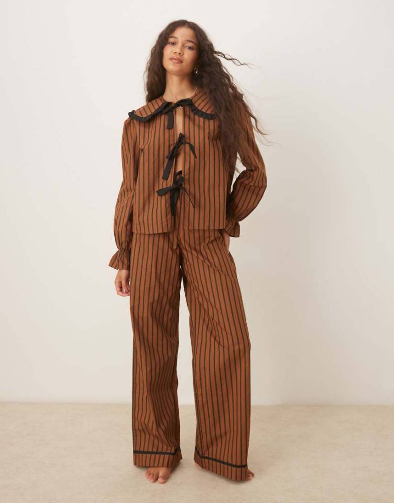 Glamorous - Pyjama-Set bestehend aus Hemd und Hose mit Streifenmuster in Schwarz und Braun-Bunt von Glamorous