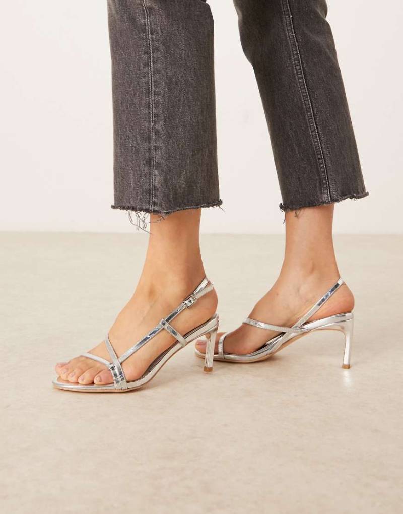 Glamorous - Riemchen-Sandaletten in Metallic-Silber mit Absatz Glamorous - Riemchen-Sandaletten in Metallic-Silber mit Absatz von Glamorous